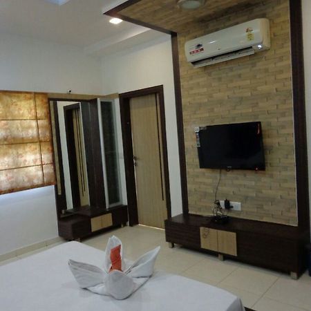 10 Blossoms Hospitality Services อาเมดาบัด ภายนอก รูปภาพ