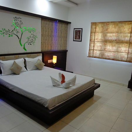 10 Blossoms Hospitality Services อาเมดาบัด ภายนอก รูปภาพ