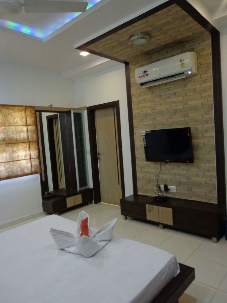 10 Blossoms Hospitality Services อาเมดาบัด ภายนอก รูปภาพ