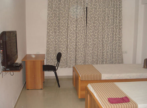 10 Blossoms Hospitality Services อาเมดาบัด ภายนอก รูปภาพ