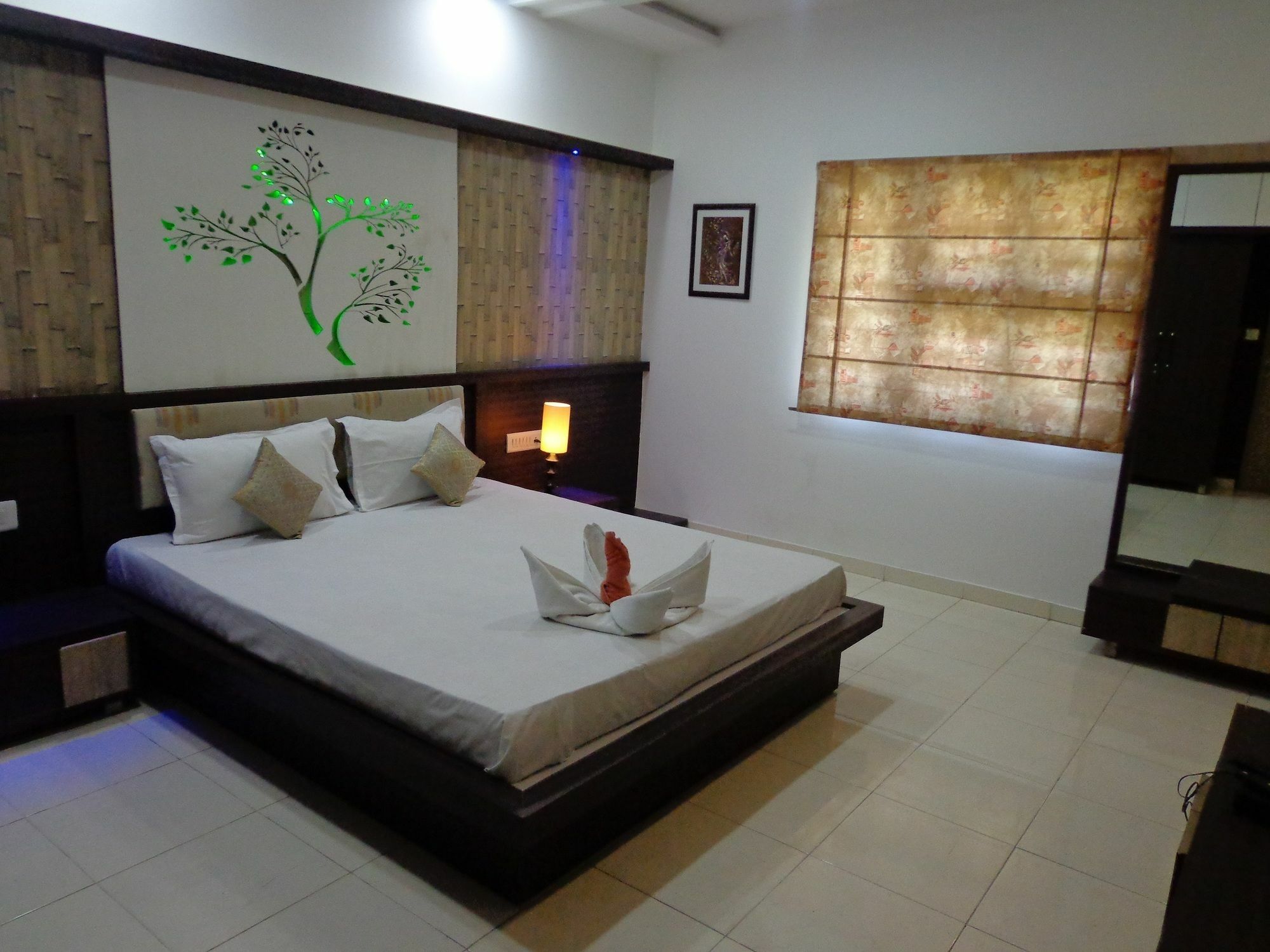 10 Blossoms Hospitality Services อาเมดาบัด ภายนอก รูปภาพ